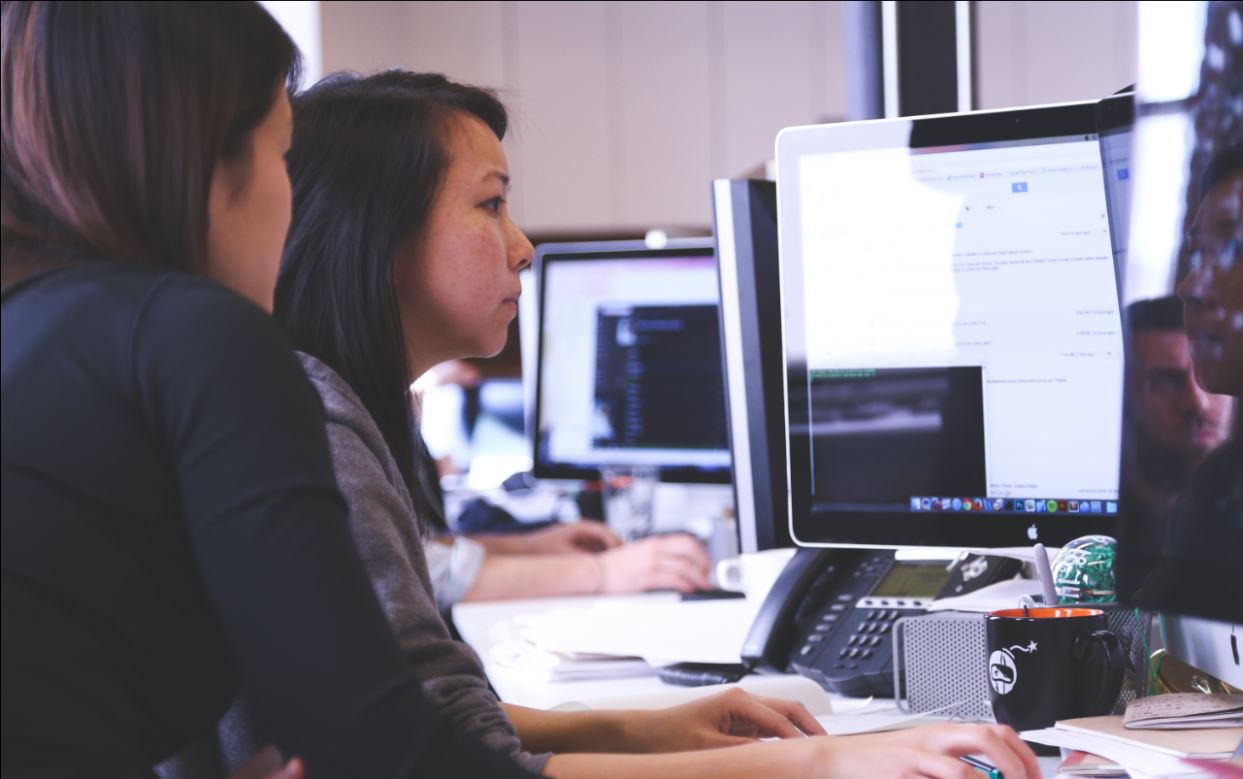 2 women looking at a computer screen